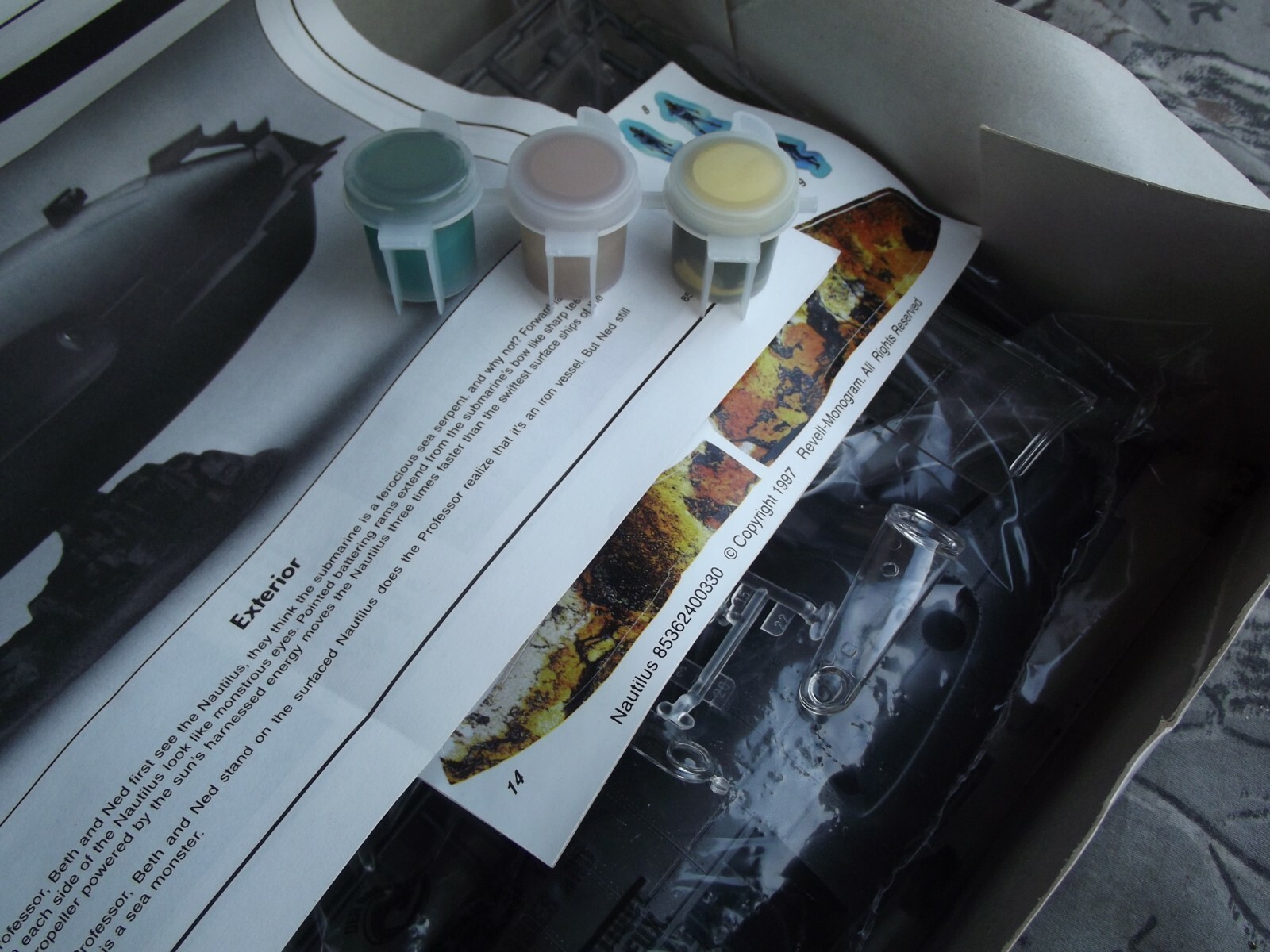 Revell/Monogram Snaptite Nautilus Submarine Model Kit 1187 w/ Paint Box damage