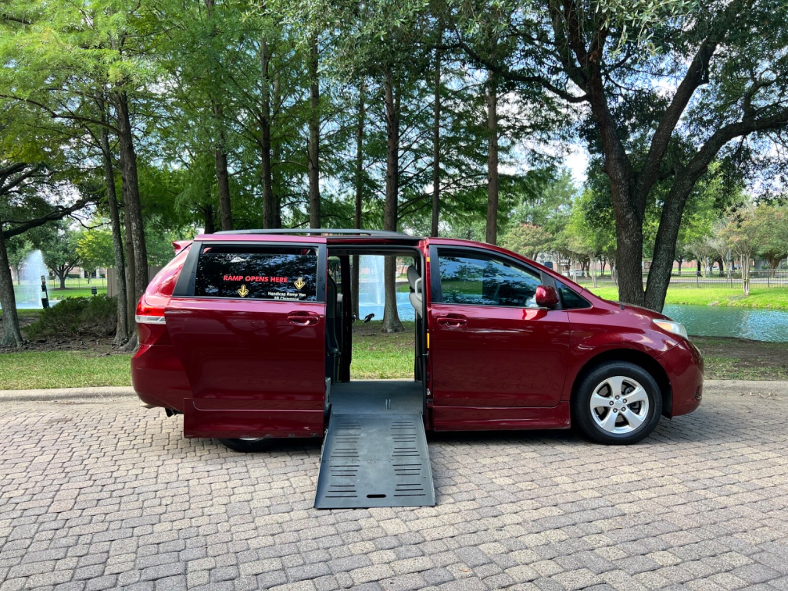 2011 Toyota Sienna Braunability Handicap Wheelchair Van! Used Toyota