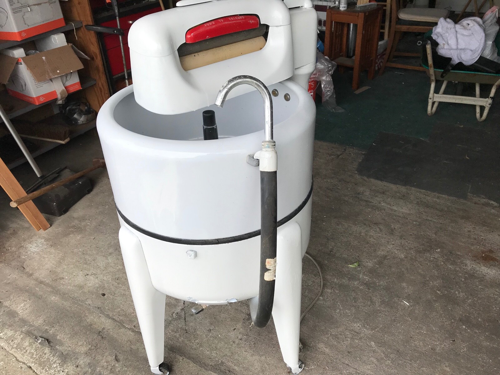 Vintage MAYTAG working Wringer Washing Machine.