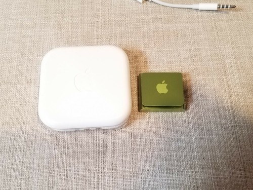 APPLE IPOD SHUFFLE A1373 with NEW APPLE EARBUDS BUNDLE