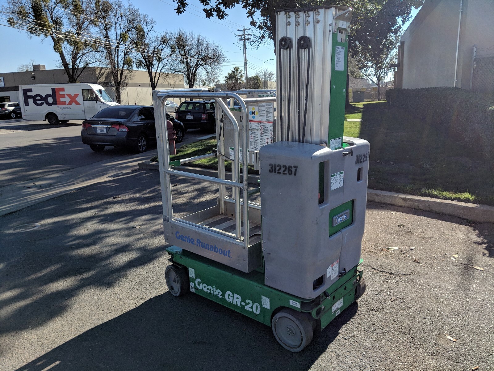 2010 Genie GR-20 20' Electric Mast Lift Personnel Man Aerial Manlift Platform