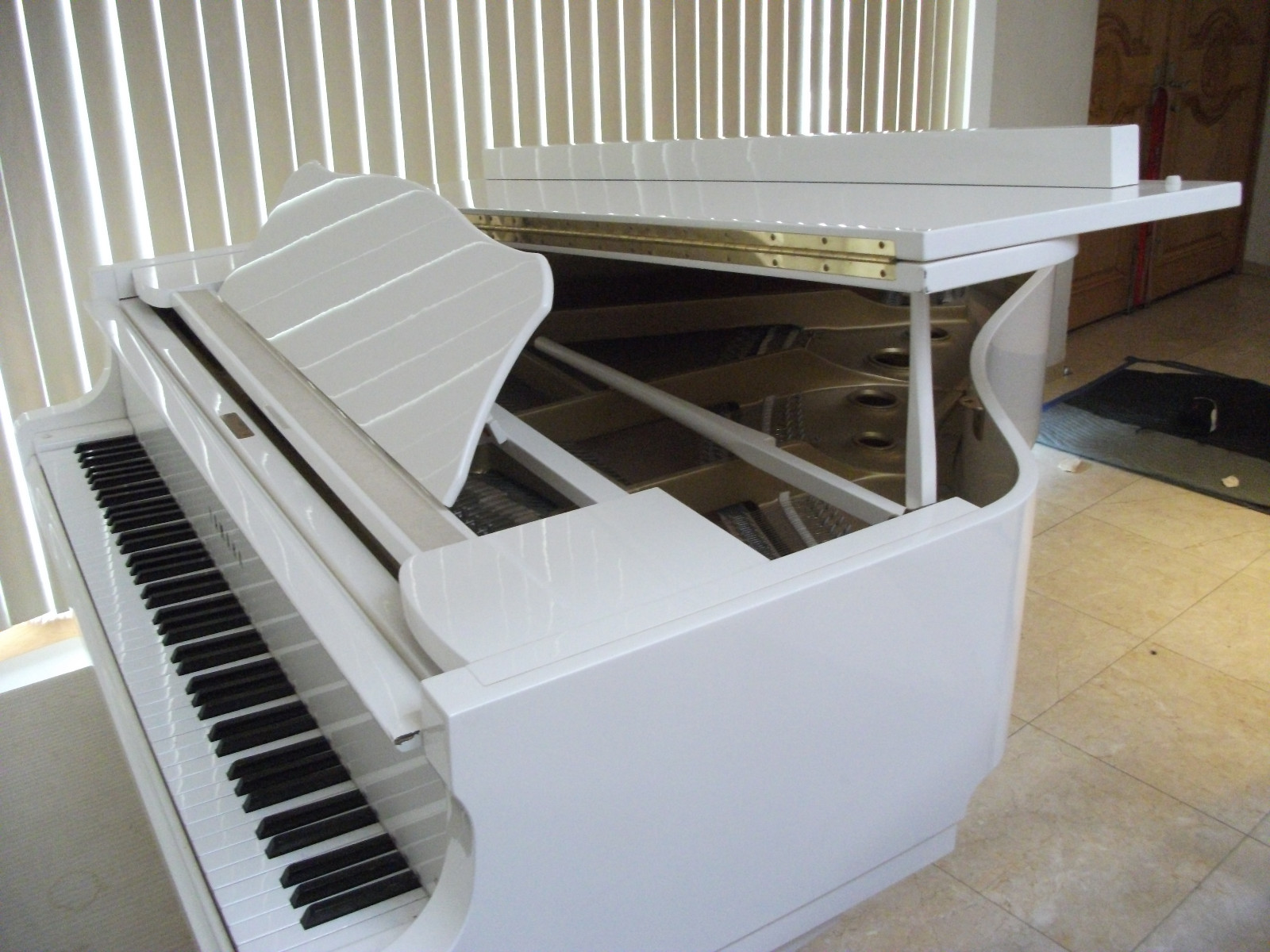YAMAHA WHITE BABY GRAND PIANO PREVIOSLY OWNED BY BARBARA STRIESAND
