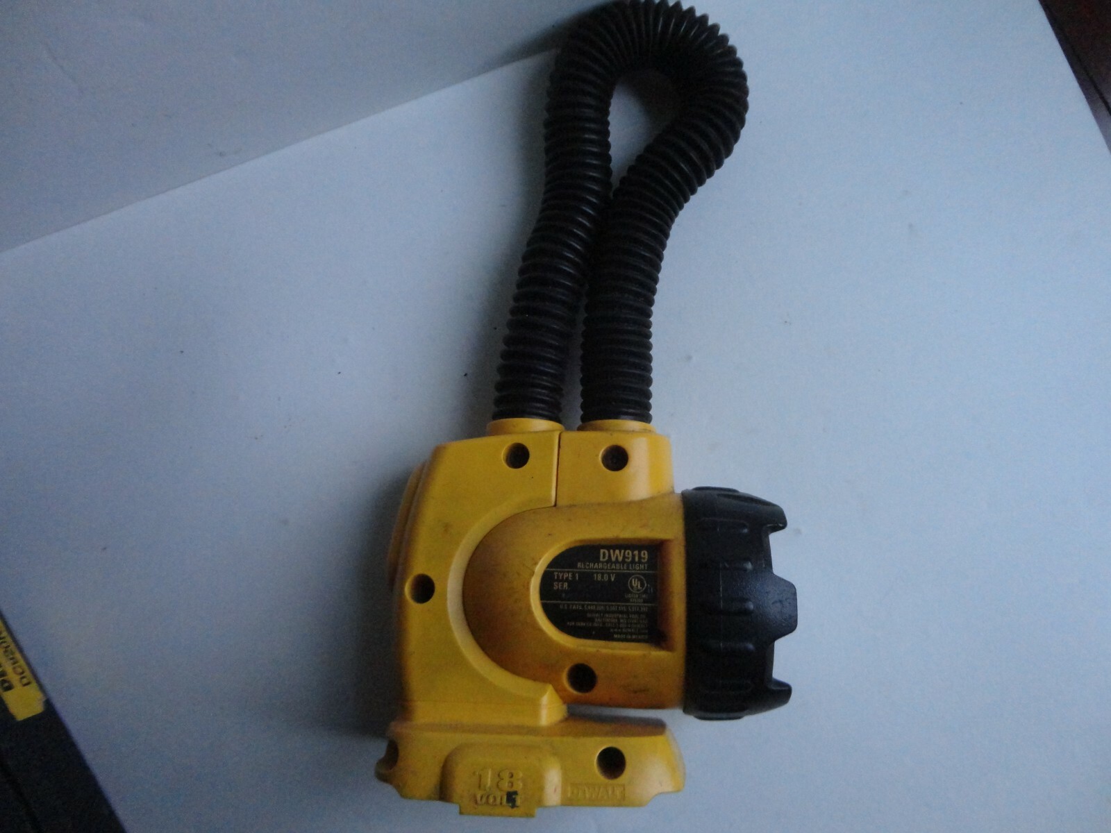 Dewalt DW919 18V Cordless Flexible Floodlight Rechargeable Flash Light w/ spare