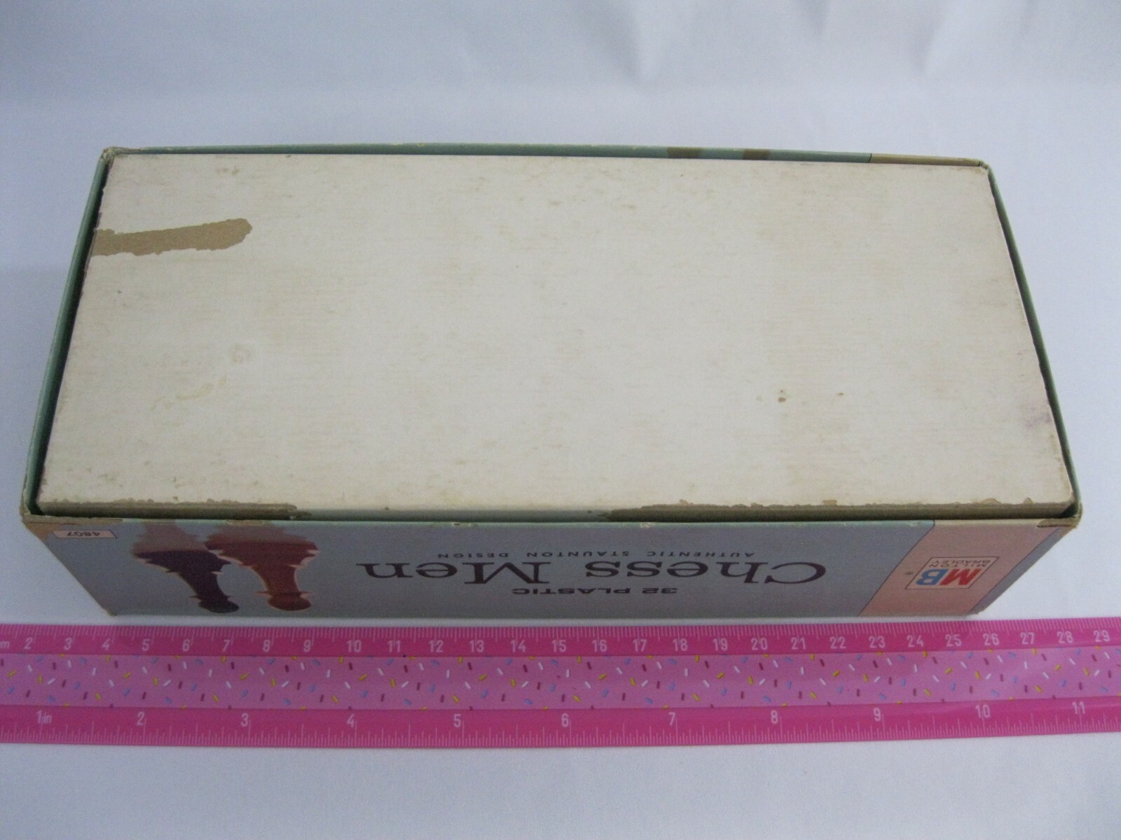 COMPLETE SET 32 PLASTIC CHESS MEN - STAUNTON DESIGN - MILTON BRADLEY - 4807 - MB