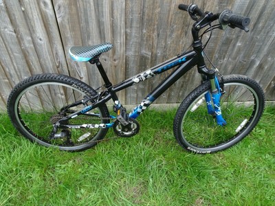 Trek MT 220 Boy's Black/Blue 24' Wheels Mountain bike Age 8-12 In Good Condition