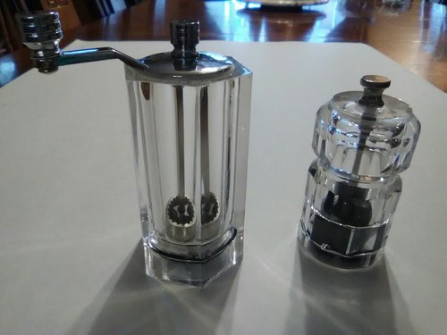 Set of 2 Vtg Olde Thompson Pepper Grinders/ Salt grinder