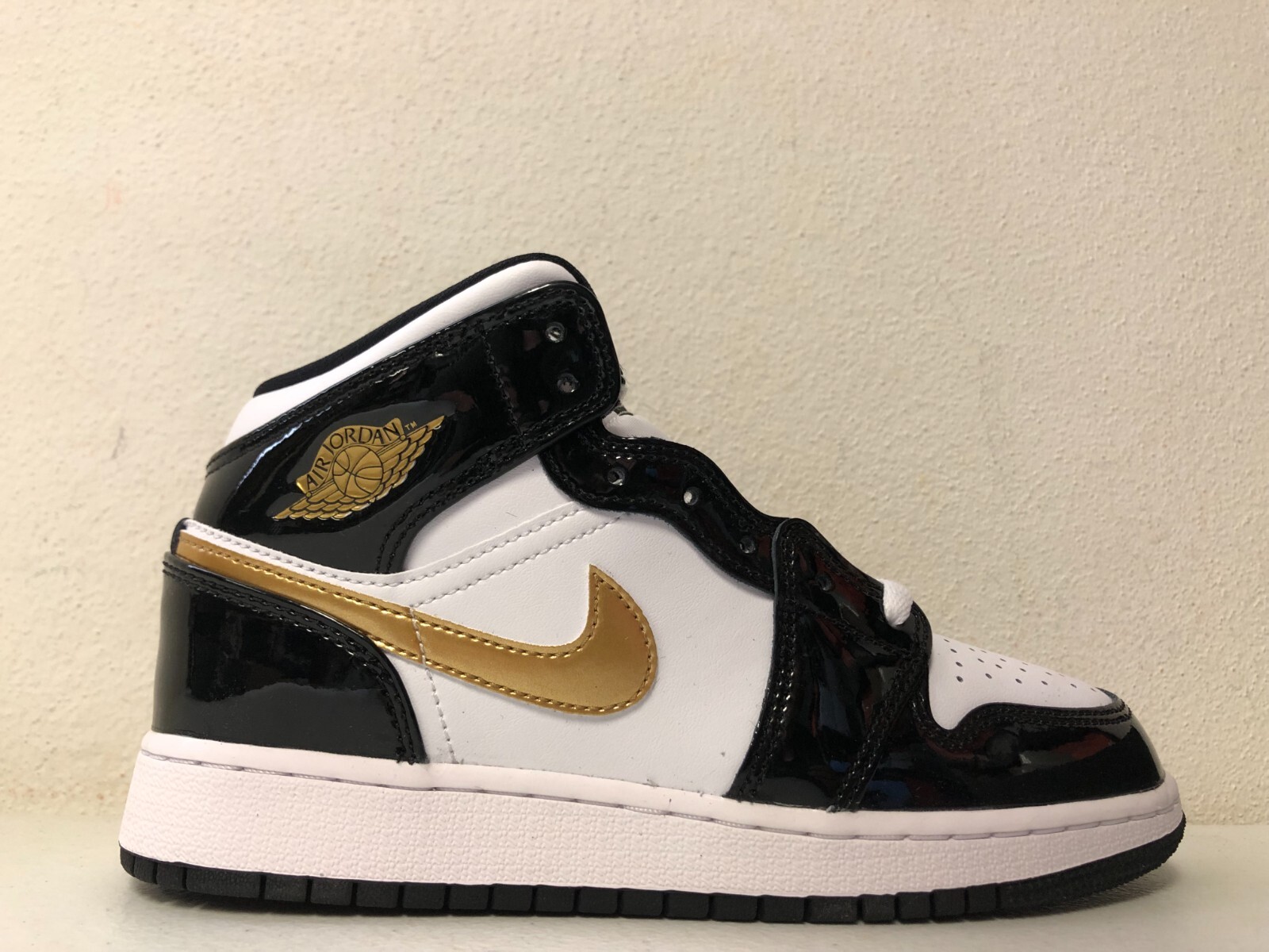 Nike Air Jordan 1 Mid GS Black Metallic Gold White BQ6931