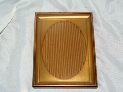 PRE-OWNED BRASS TONE METAL TABLE TOP PICTURE FRAME