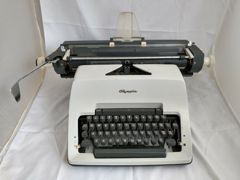Olympia typewriter photos of Olympia SG3 by year then serial number by date