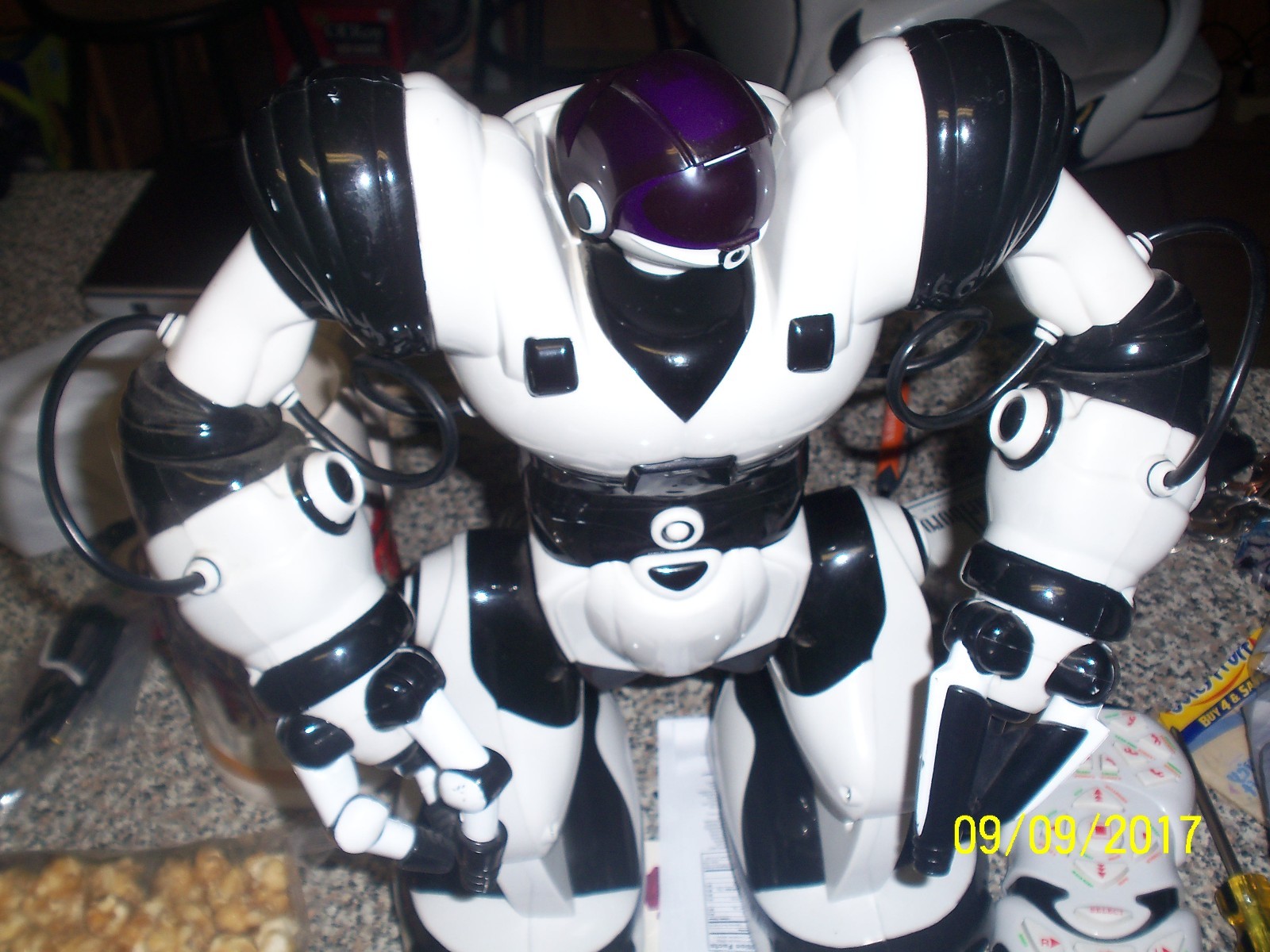 Wow Wee Robotics Robosapien  White And Black Humaniod  Robot Remote Control 14''