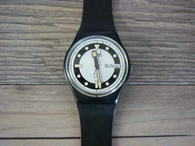 VINTAGE SWATCH QUARTZ WATCH DAY DATE WHITE & BLACK DIAL MENS