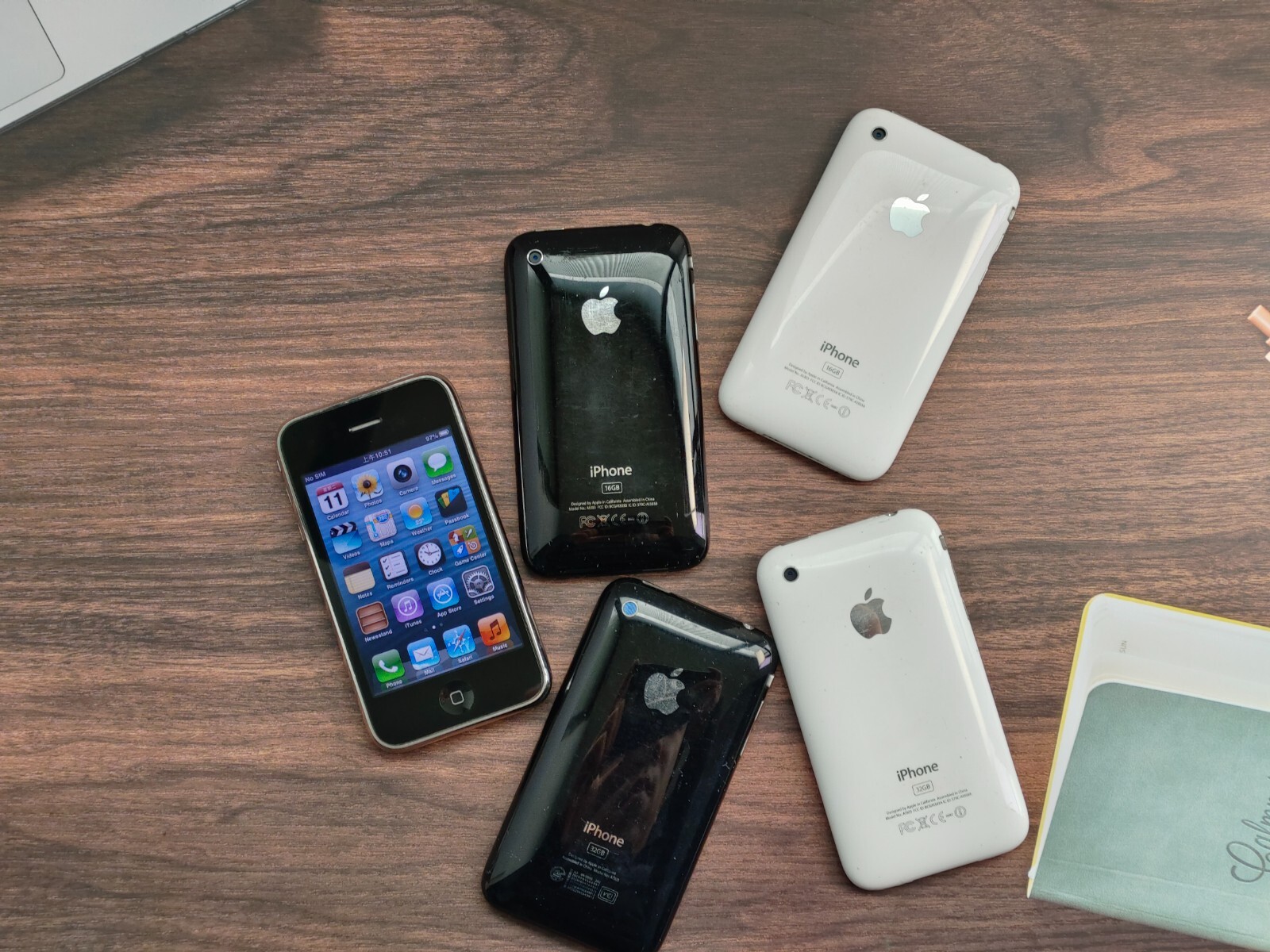 Apple iPhone 3GS(iPhone 3rd gen)8GB/16GB/32GB Black/White