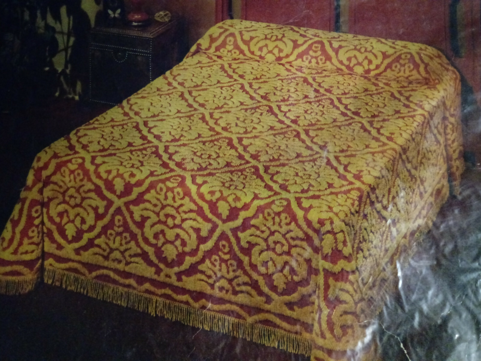 New Vintage Chenille Baroque Tufted Medallion Bedspread Blanket 96 x 106 NOS