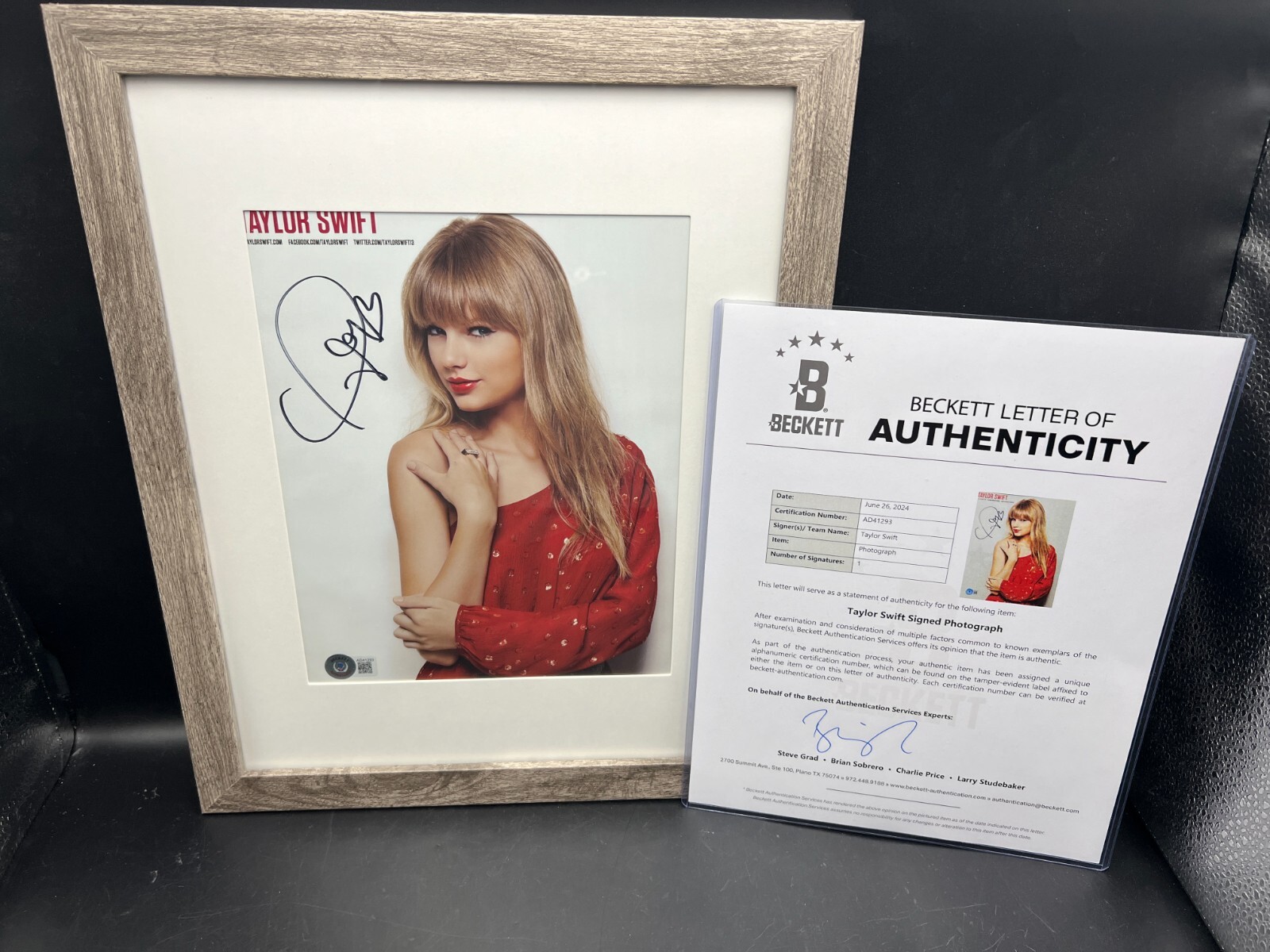 Taylor Swift Signed Autograph 8x10