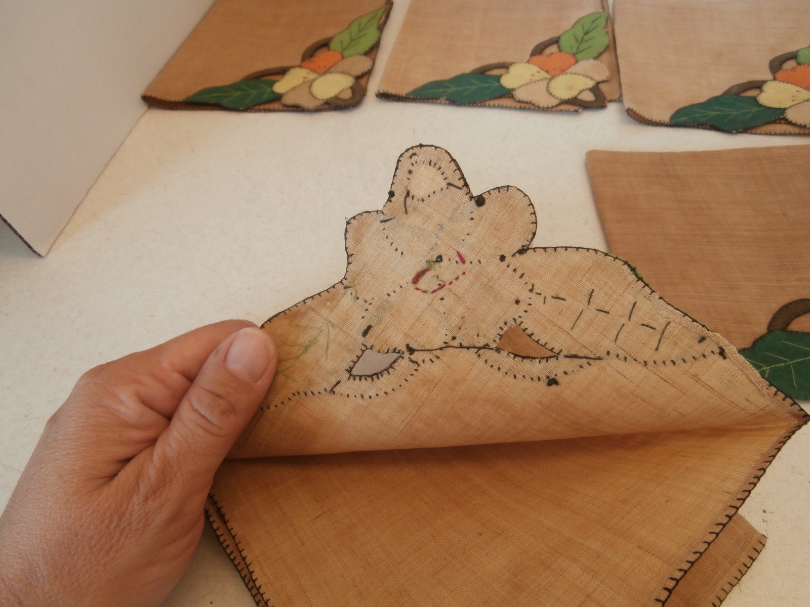 6 VTG ANTIQUE HAND EMBROIDERED TABLE NAPKIN WITH APPLIQUED BORDER FLORAL DETAIL