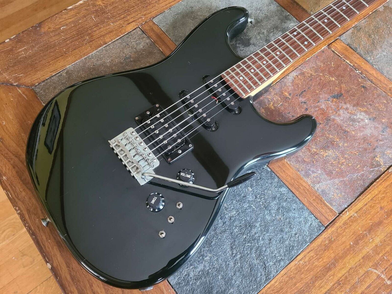 Fender Squier Strat HSS MIJ vintage FugiGen 1984-87 - Black Fender Squier Strat HSS MIJ vintage FugiGen 1984-87 - Black