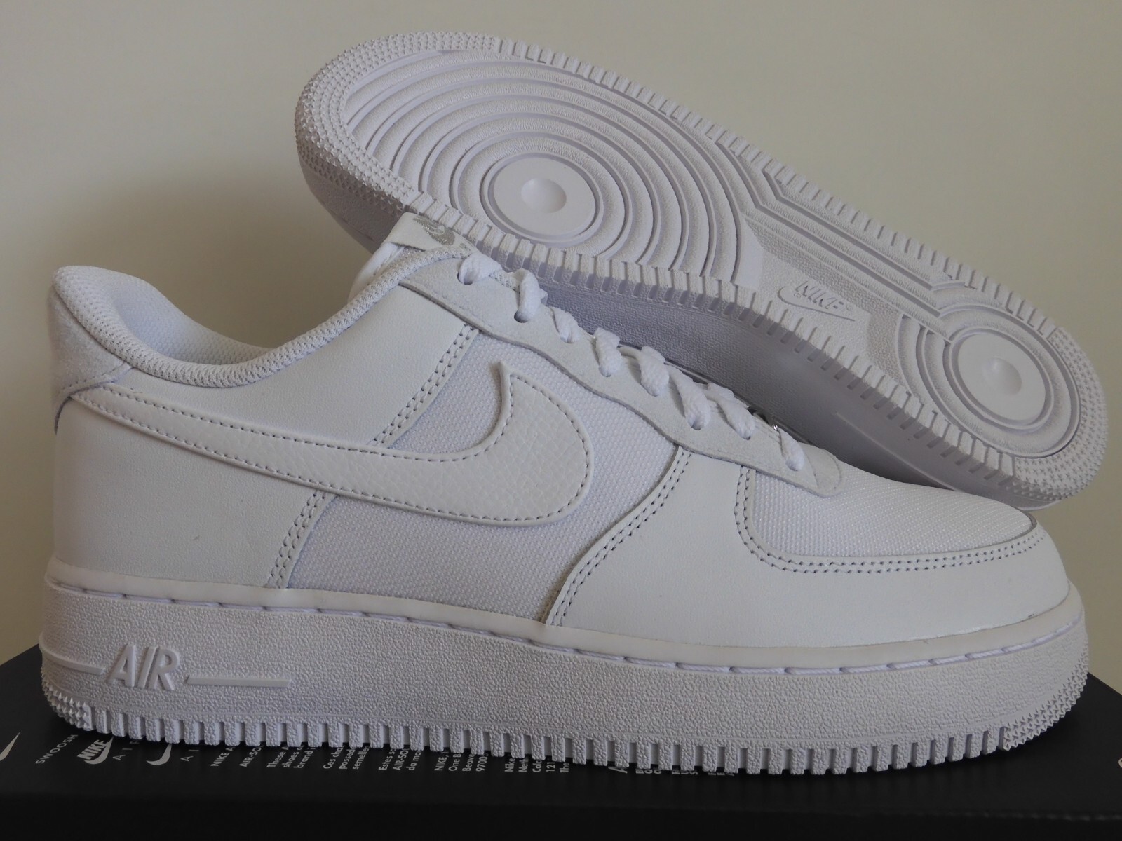 シューズ(男性用) Nike AirForce1White Platinum Four Swoosh シューズ(男性用) Nike AirForce1White Platinum Four Swoosh
