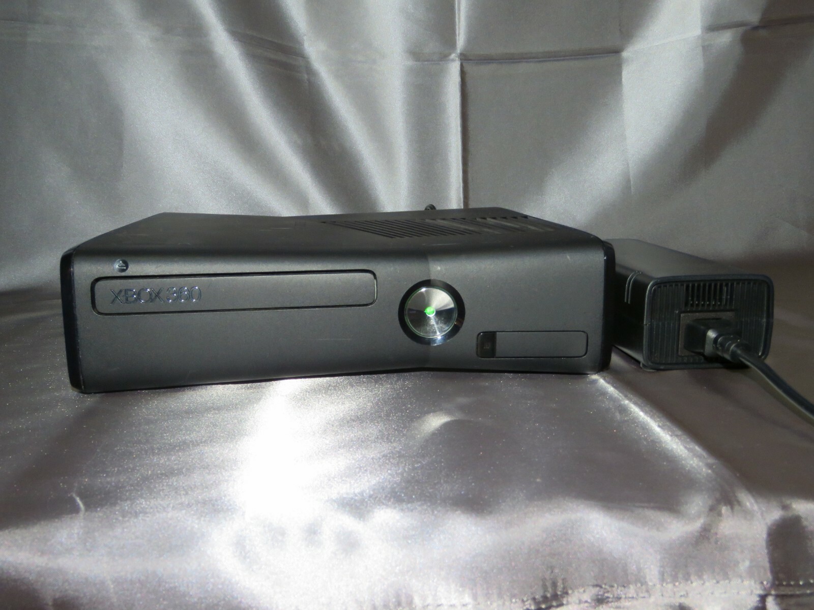 Microsoft Xbox 360 S Matte Black 4GB Console/ System Bundle Controller & Game