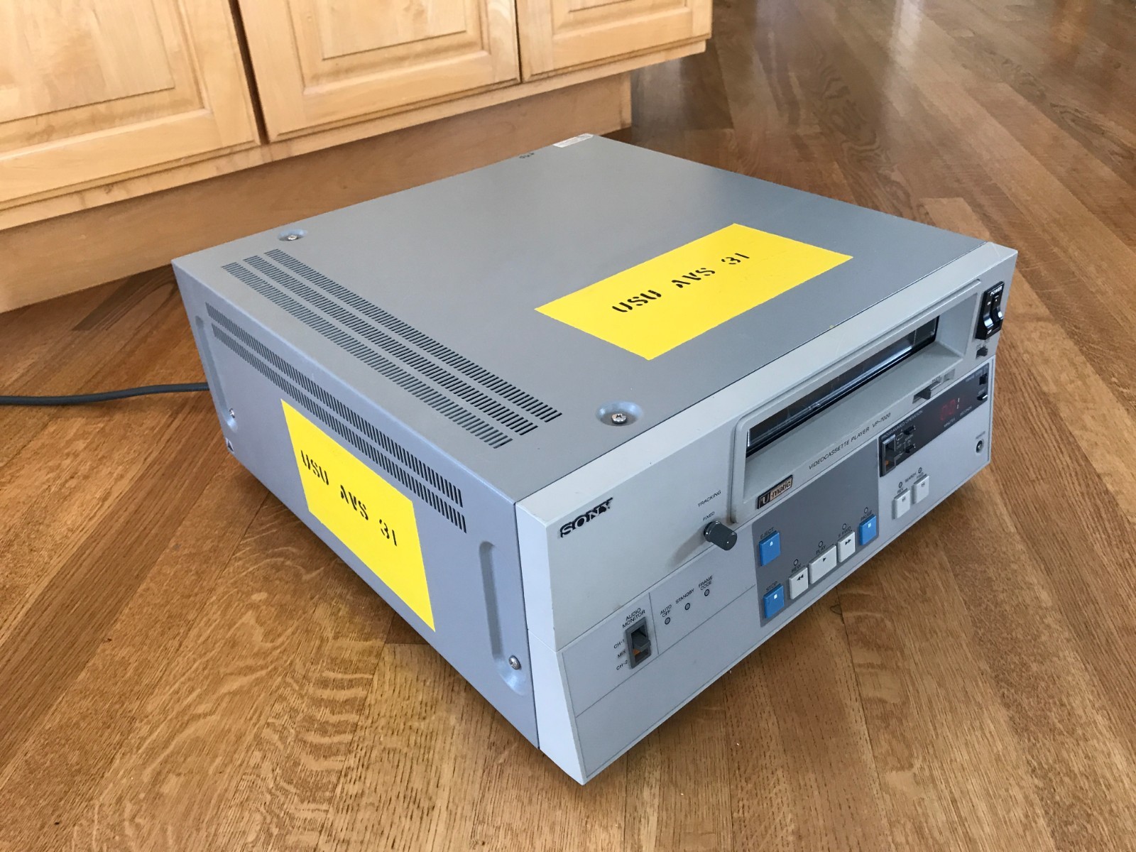 SONY UMATIC 3/4 TAPE VIDEO CASSETTE PLAYER U-MATIC VP-7020 VP7020 includes tape