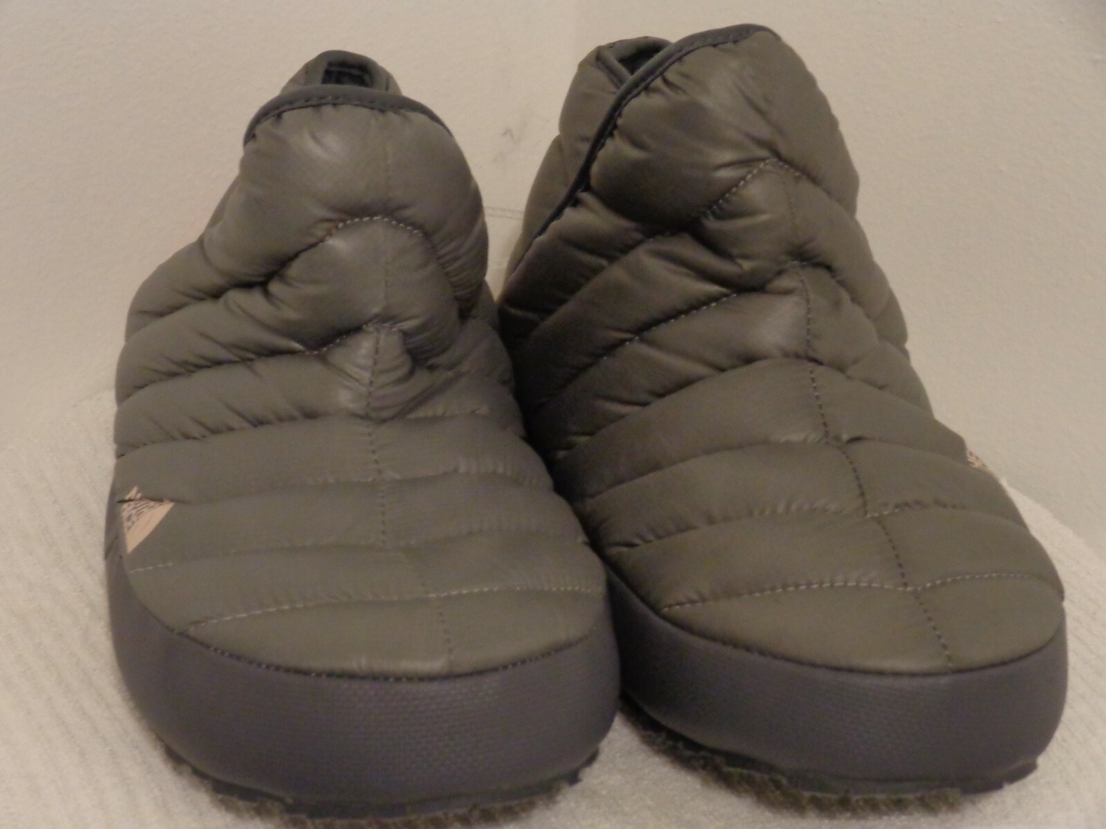 THE NORTH FACE Women traction Bootie Slippers Sz 10 Grey New With Tags