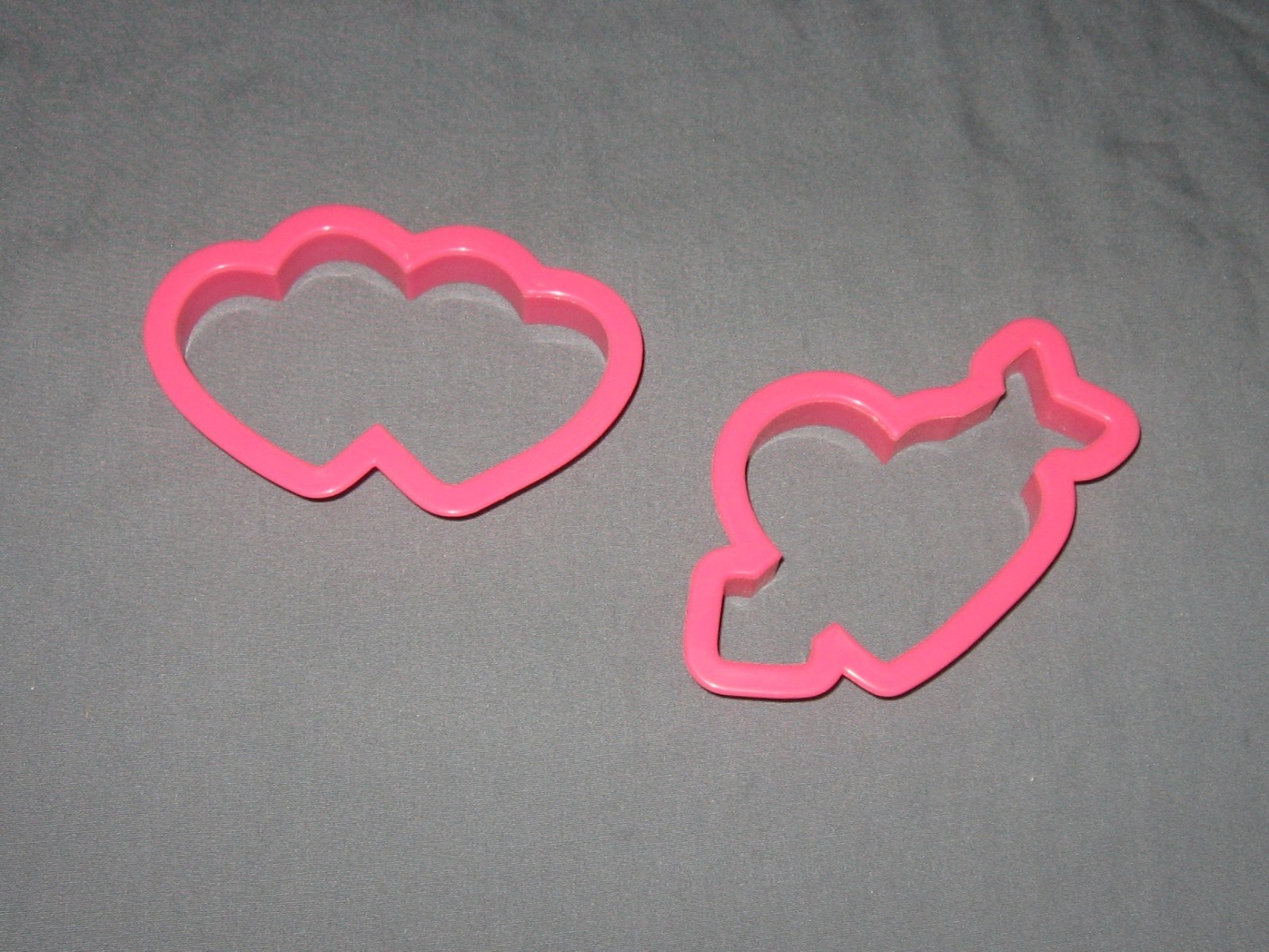LOT OF 12 PLASTIC COOKIE CUTTERS - HEARTS / VALENTINE DAY
