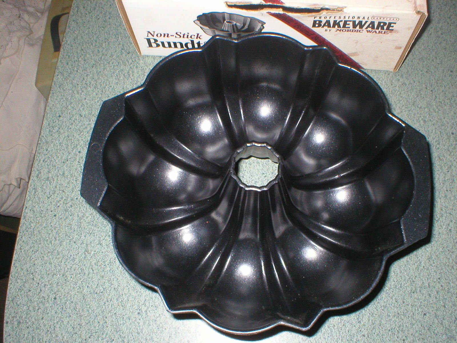 NORDIC WARE Professional Bakeware Bundt Cake Pan Non Stick Cast Aluminum 12 Cup