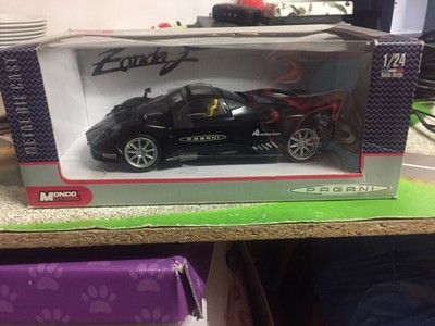 MONDO MOTORS 1:24 AUTO DIE CAST PAGANI ZONDA F NERA