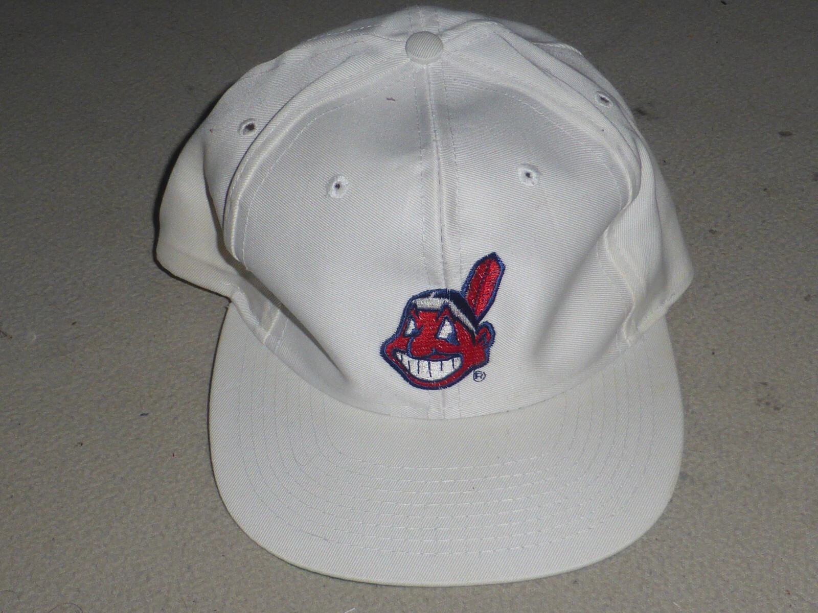 VINTAGE CLEVELAND INDIANS LOGO 7 WHITE BASEBALL CAP HAT