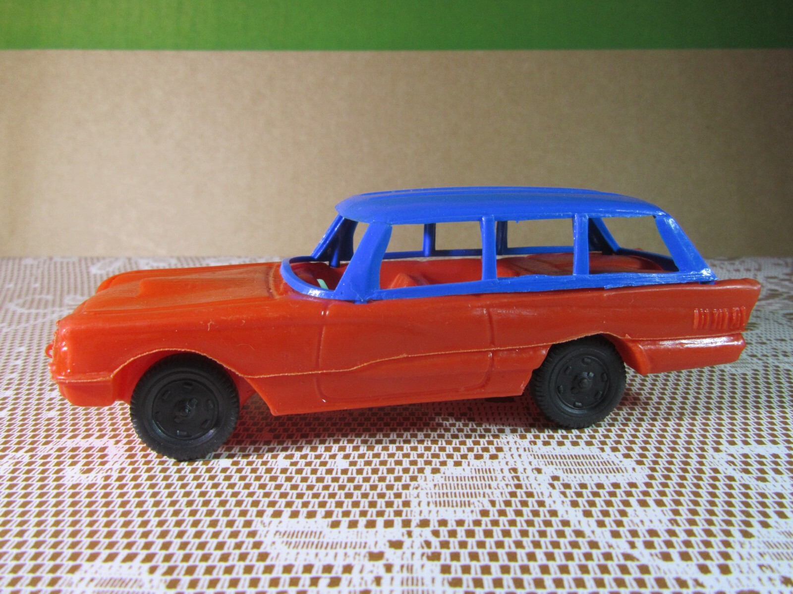 831x Vintage Plastic Ford Thunderbird 1958 Station Wagon Red