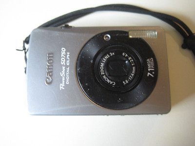 Canon PowerShot Digital ELPH SD750 Digital IXUS 7.1MP Digital Camera  FOr Parts