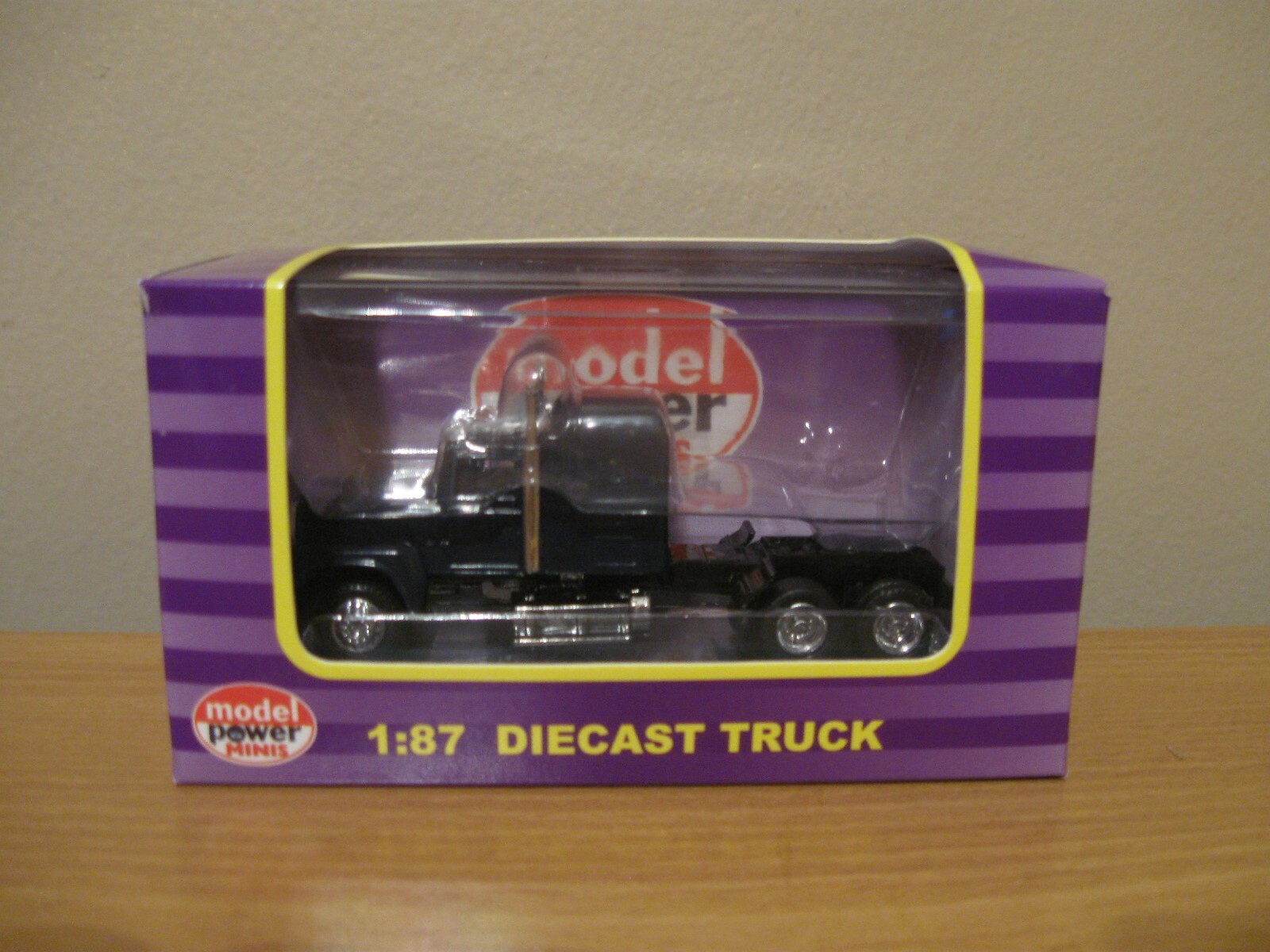 Model Power HO SCALE Ford 9000 Tractor Truck