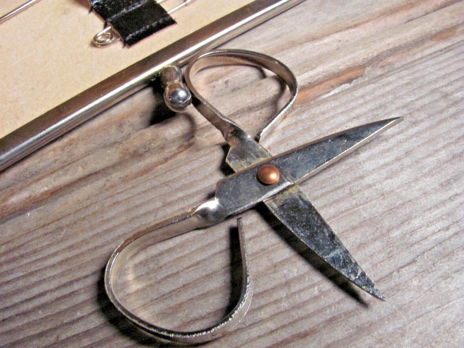 Vintage leather sewing kit scissors needles thread kiss lock snap close AUSTRIA