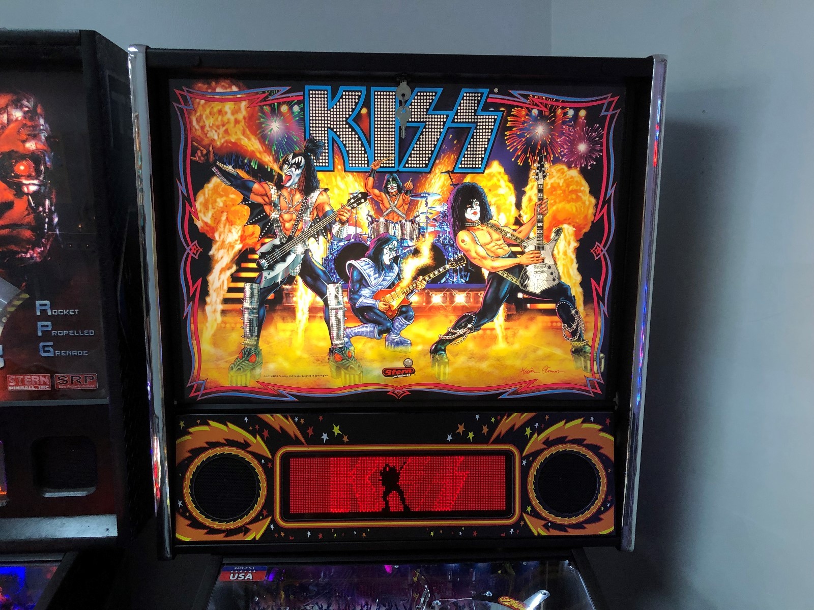 KISS  PINBALL MACHINE STERN 2015 NEW JUST TAKEN OUT OF THE BOX $499 SHIPS