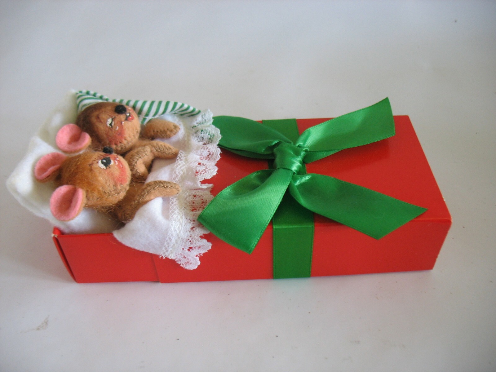 Annalee Felt dolls figures 2 mice in Christmas box gift Bed stocking cap 6 1/2