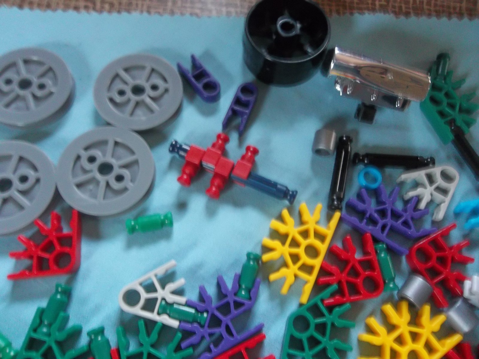 KNEX building parts lot connectors rods K'Nex Green Plastic Hard Case