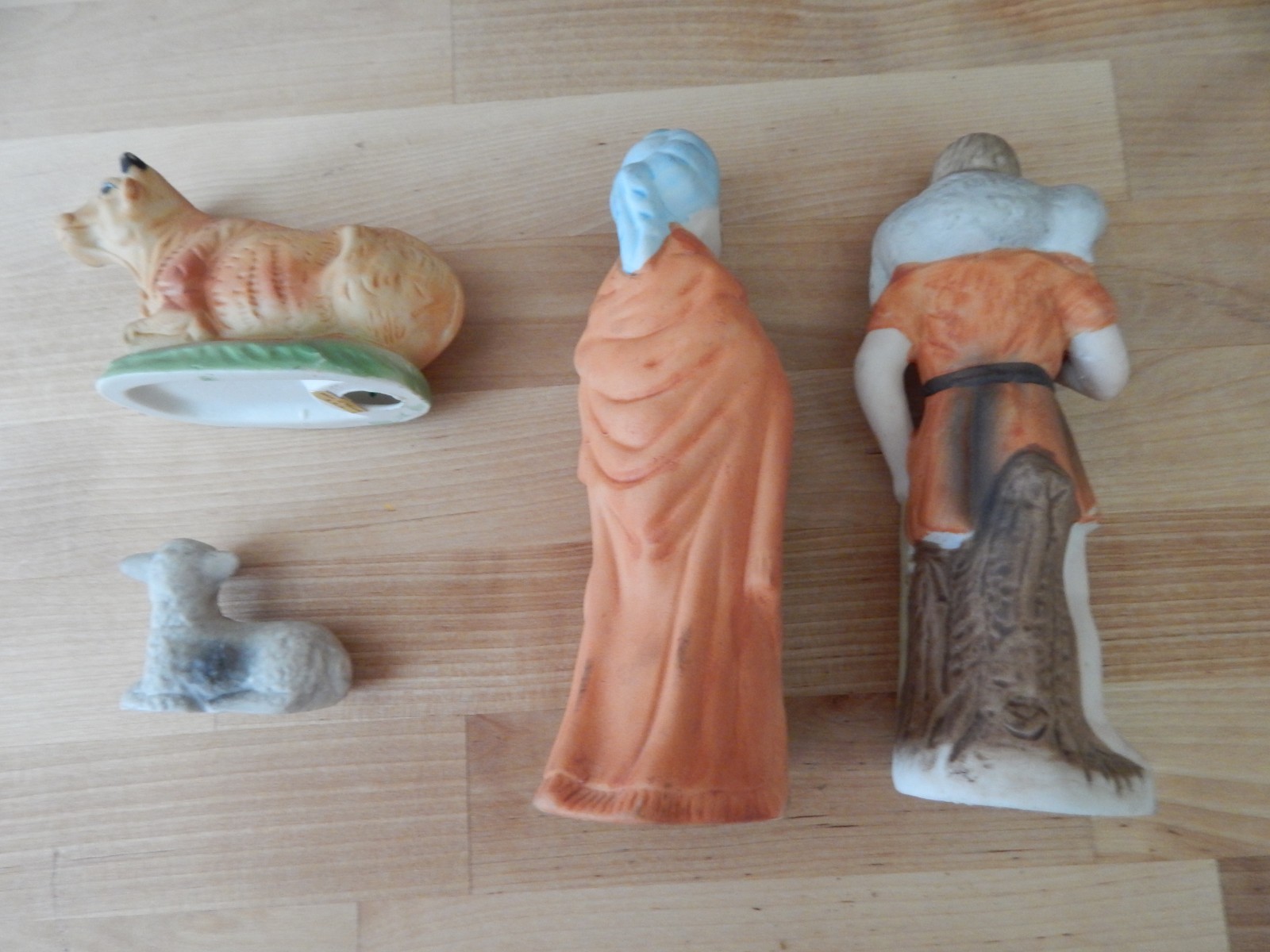 PORCELAIN 11 PIECE NATIVITY SET WITH CRECHE