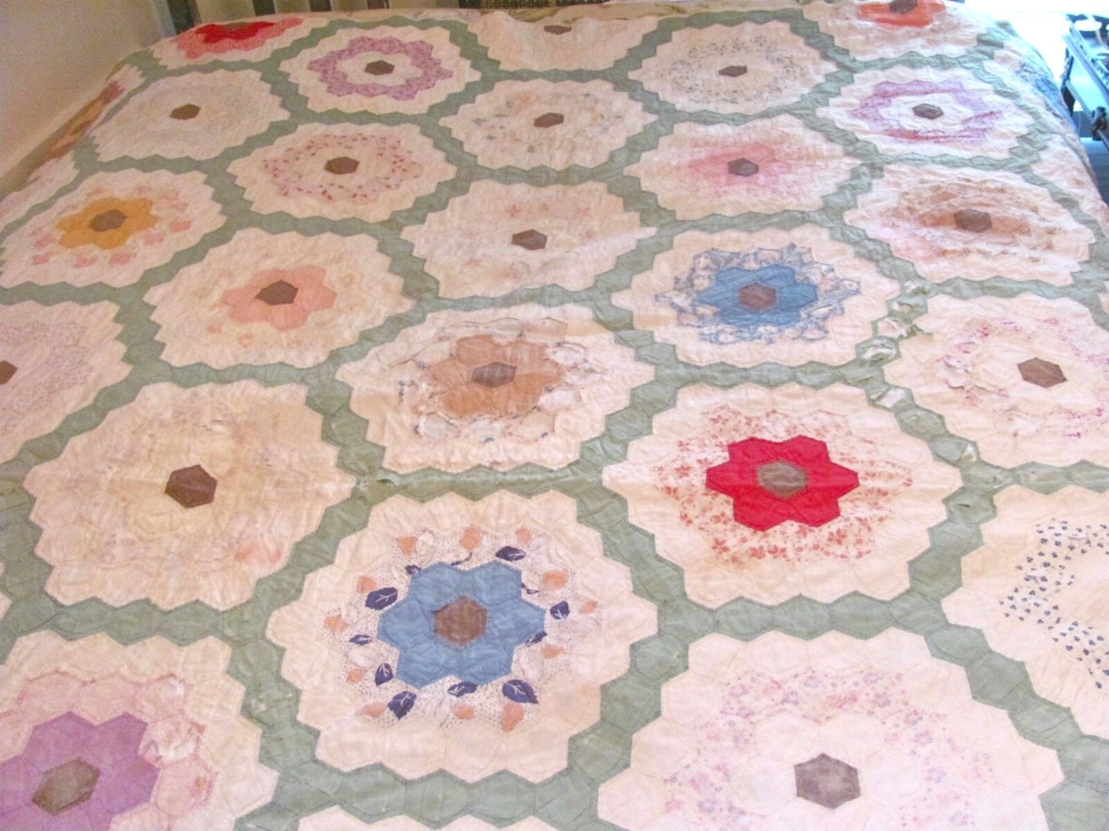 ANTIQUE/VINTAGE PATCHWORK QUILT COVERLETTE TWIN