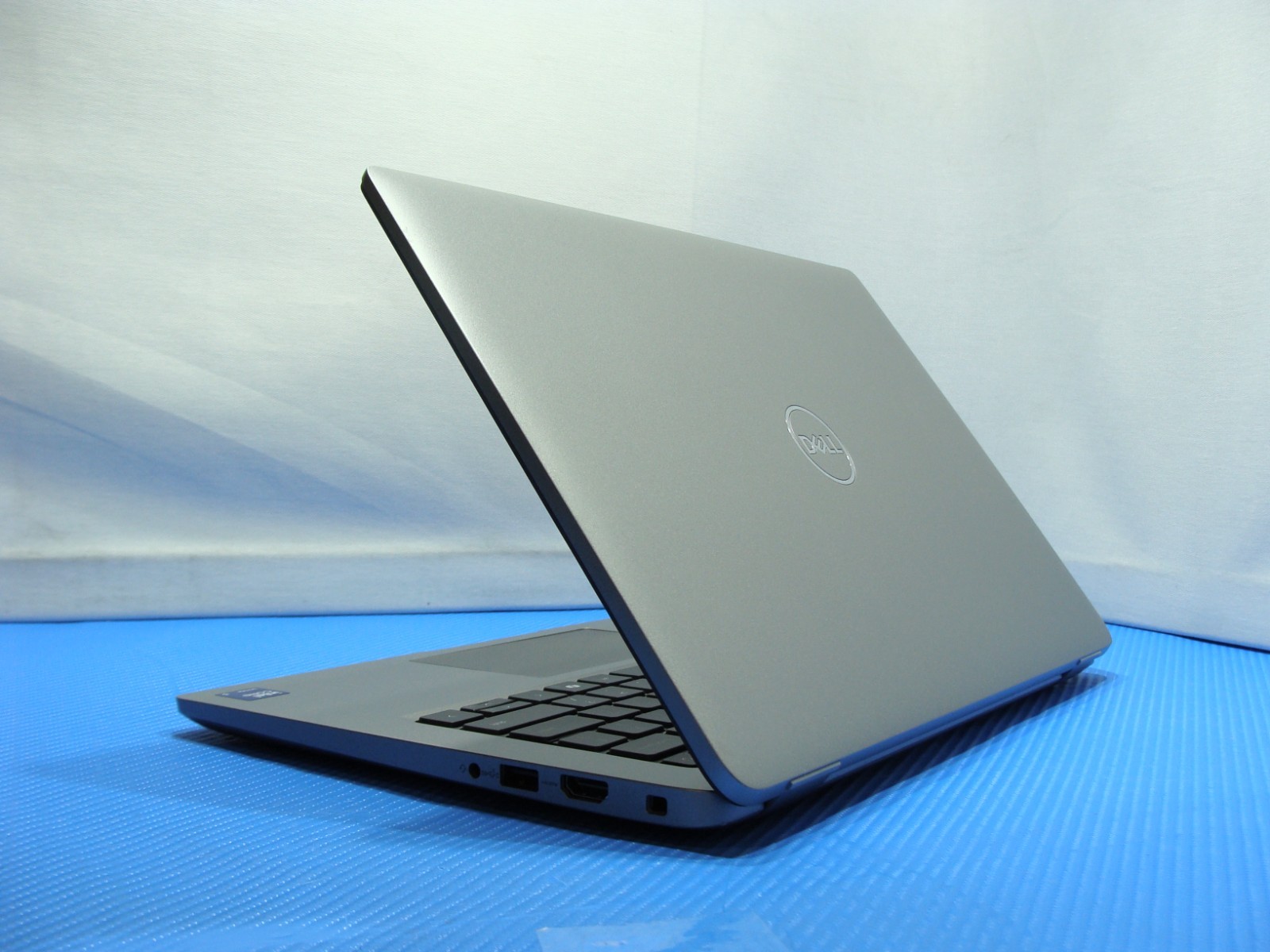 Dell Latitude 5450 14" FHD Core Ultra 5 125U 16GB RAM 256GB SSD W11P - Thumbnail 4