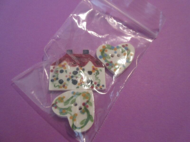 LOT3 HANDPAINTED CERAMIC BUTTONS-"COUNTRY HOUSE+2 FLORAL HEARTS"-CRAFTS, CLOTHES