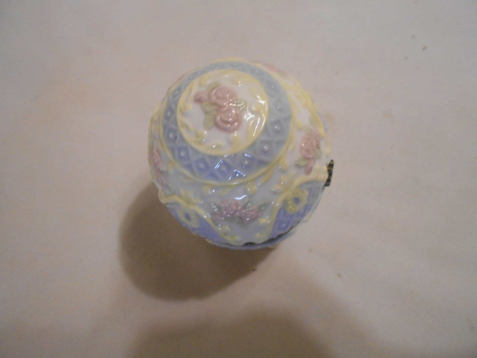 vintage porcelain Easter egg with hinged lid 3 pedestal legs