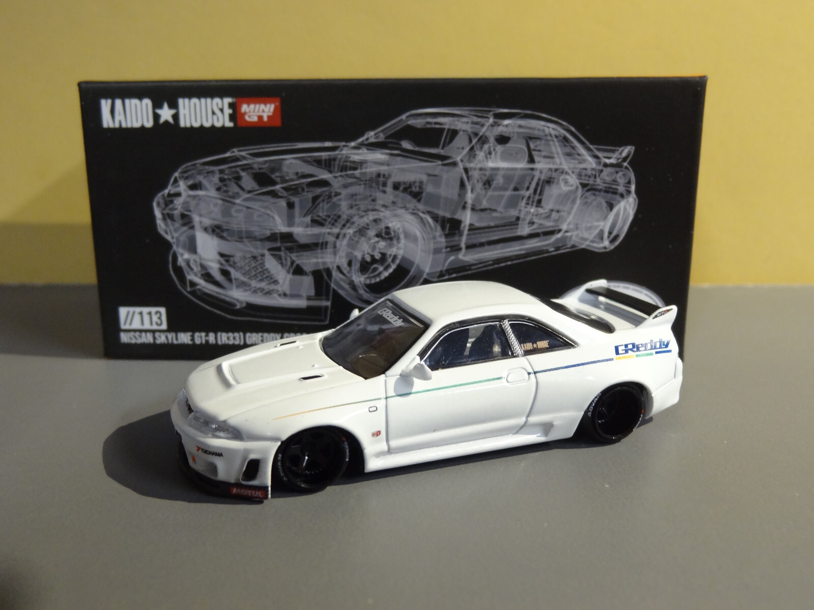 街道ハウス ニッサン スカイライン GT-R R34 グレッディー IN STOCK-Kaido House x Mini GT 1:64 Nissan Skyline GT-R (R34