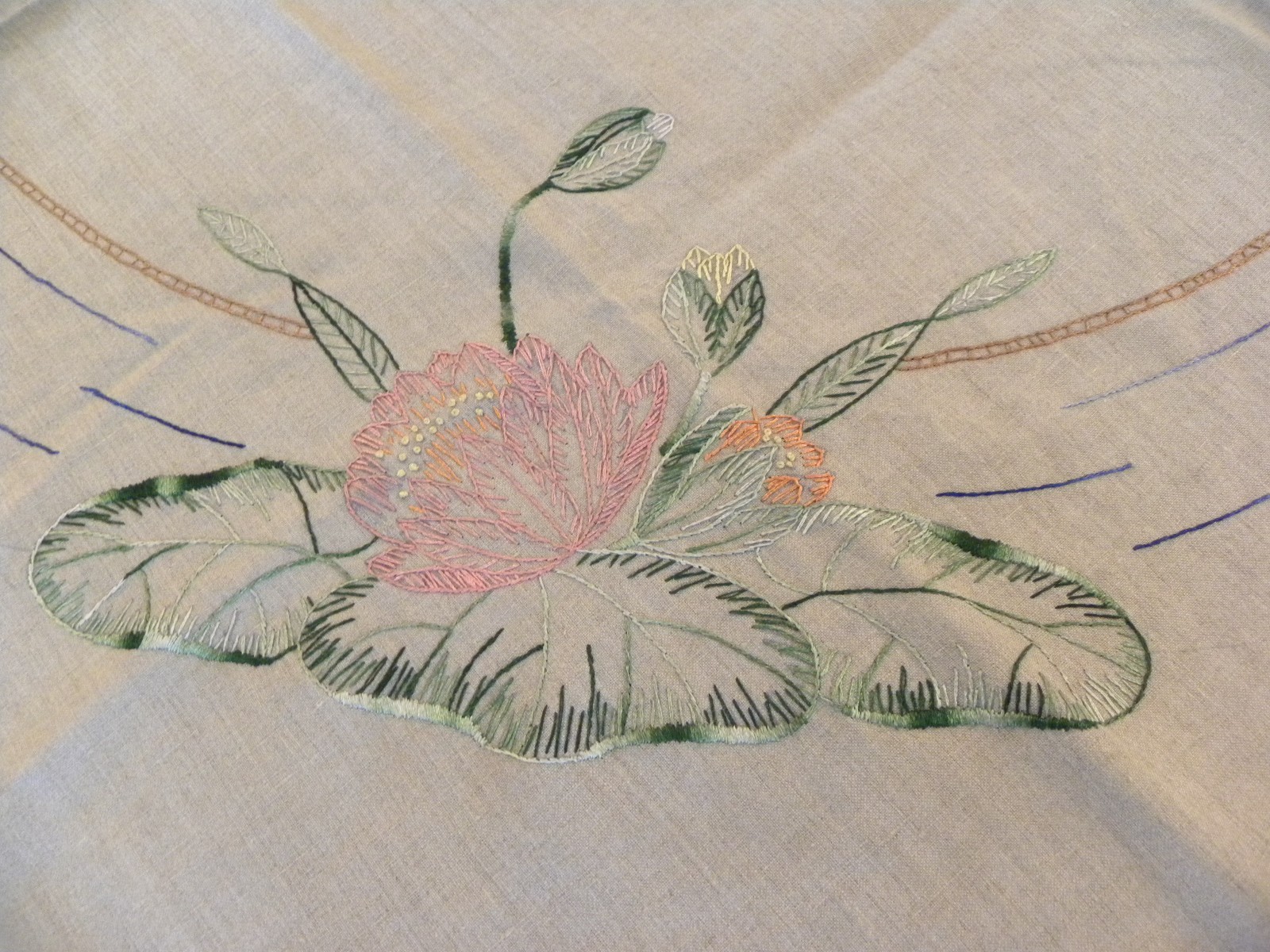VINTAGE EMBROIDERED WATER LILY LINEN TABLECLOTH 44