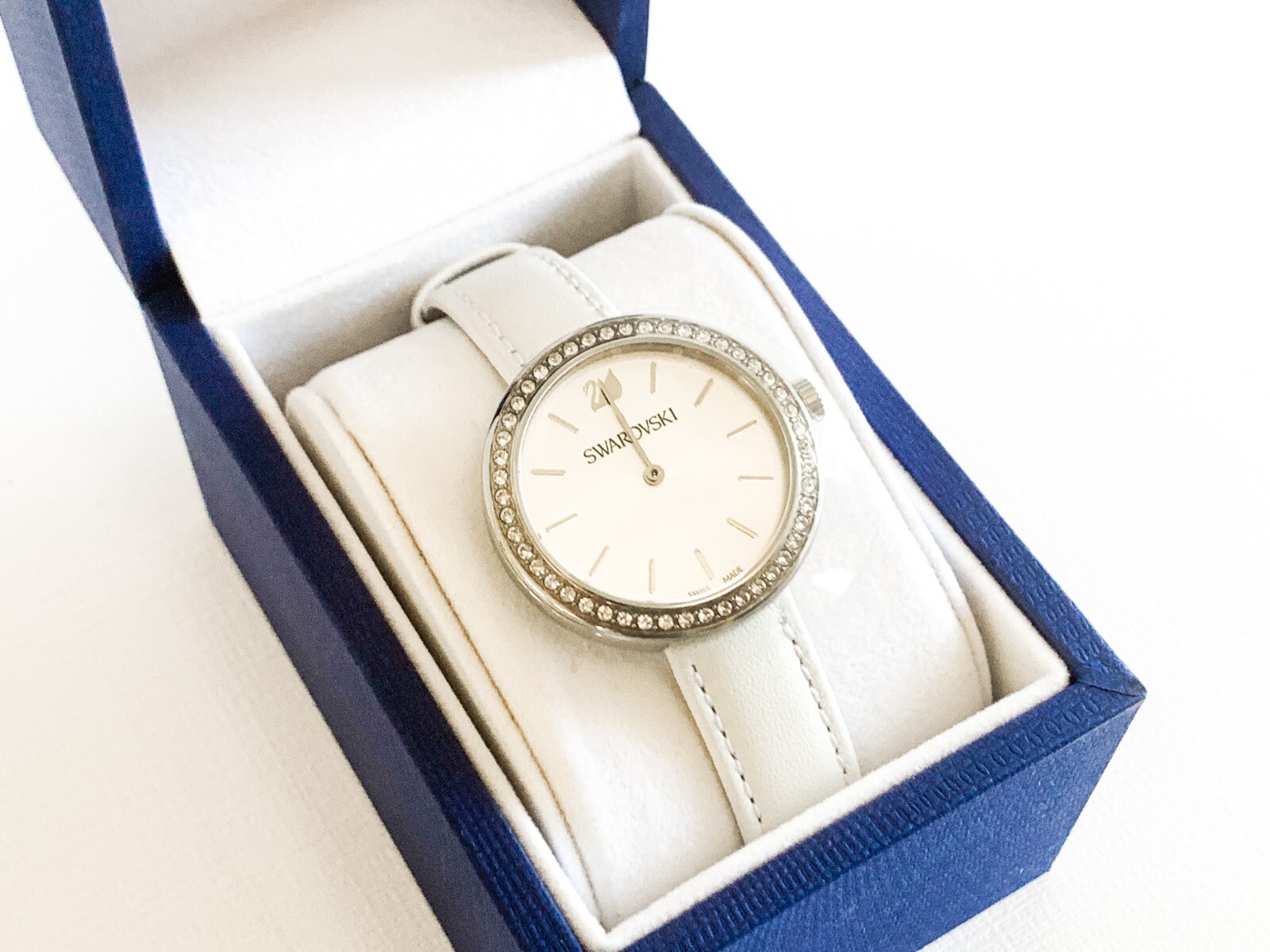 時計 SWAROVSKI Dreamy watch, White Swarovski Dreamy 28mm SS MOP Dial White Leather Women's