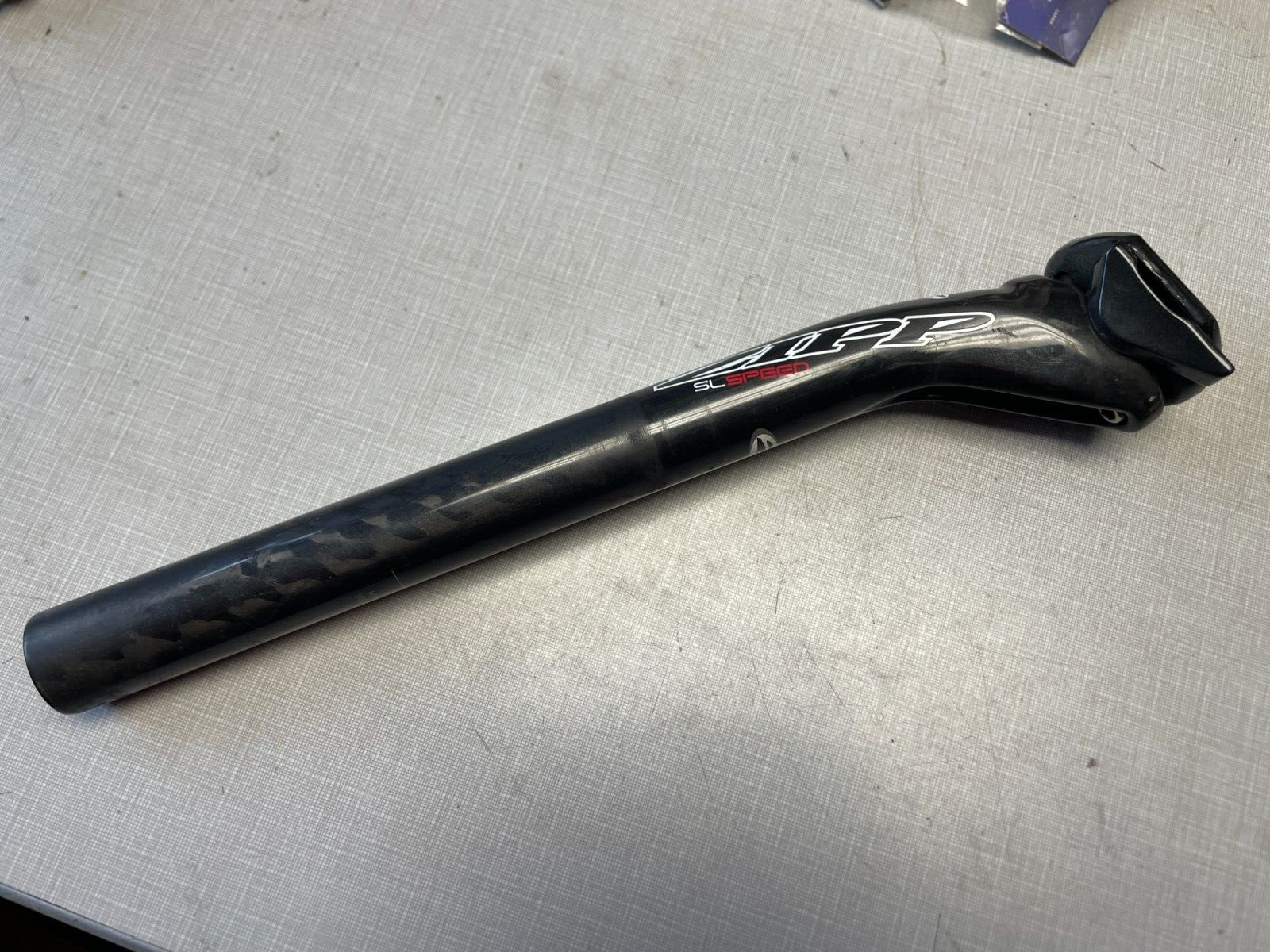 Zipp SL Speed Carbon Fiber Seatpost, 31.6mm Diameter, 330mm Height w/ Setback Zipp SL Speed Carbon Fiber Seatpost, 31.6mm Diameter, 330mm Height w/ Setback