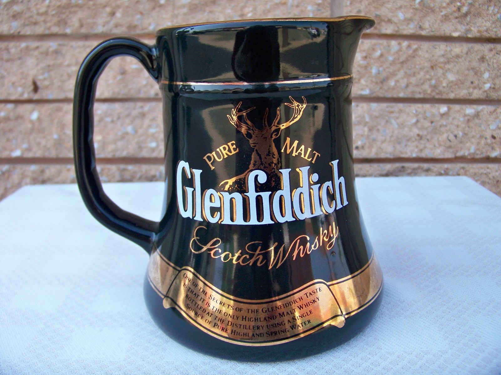GLENFIDDICH PURE MALT SCOTCH WHISKY pitcher black & gold porcelain 5 3/4