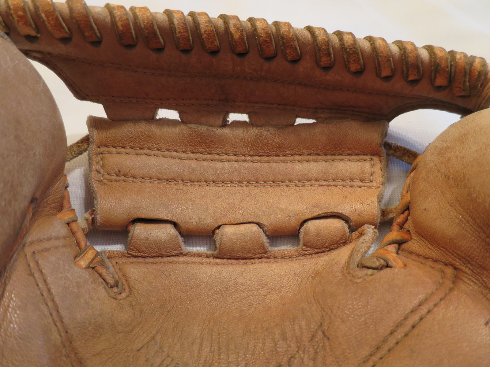 Vintage Regent CM-113 Tan Leather Catcher Mitt Ball Glove Right Hand Thrower 33