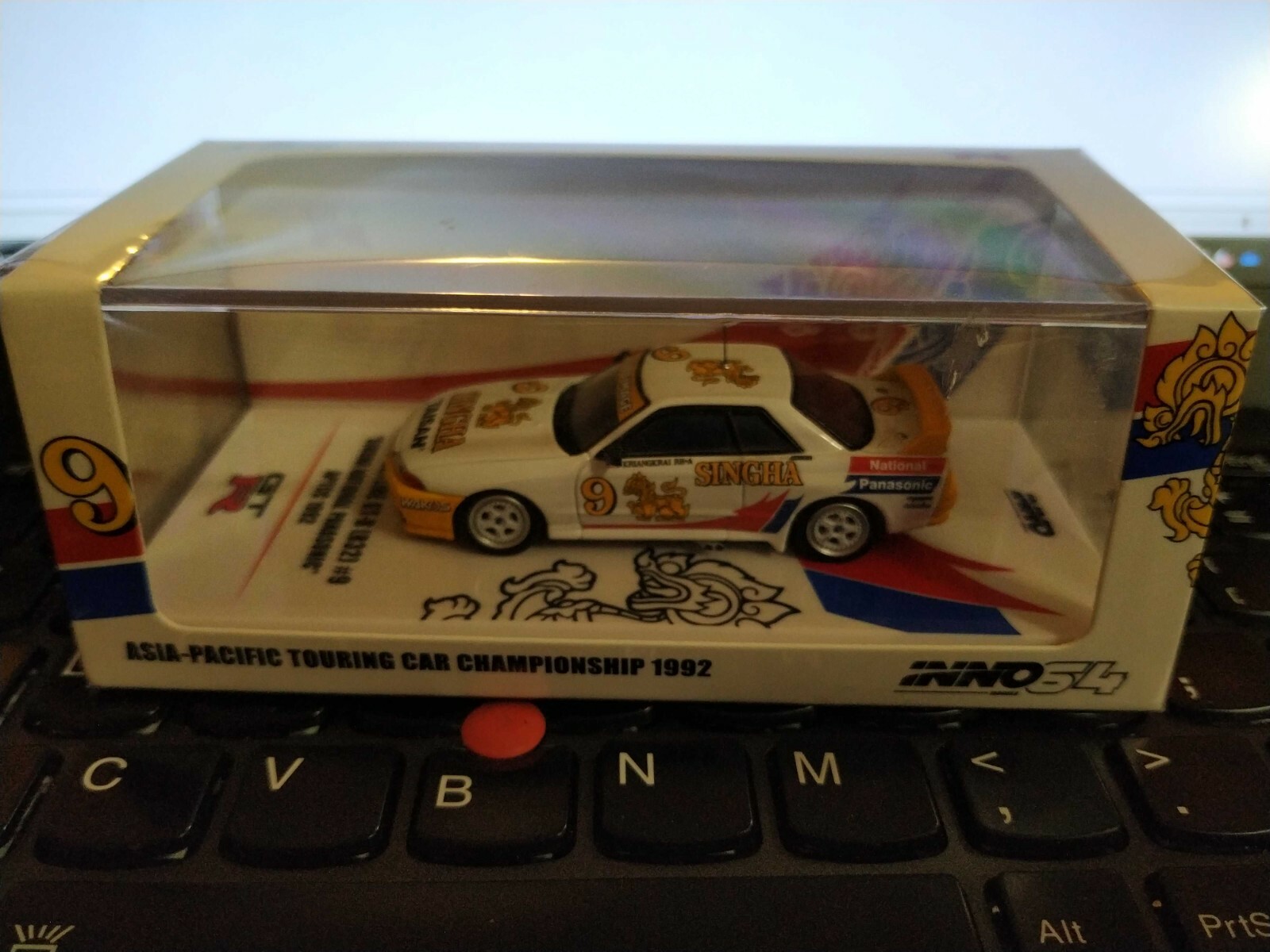 INNO64 NISSAN SKYLINE GT-R R32 #9 SINGHA NATIONAL PANASONIC