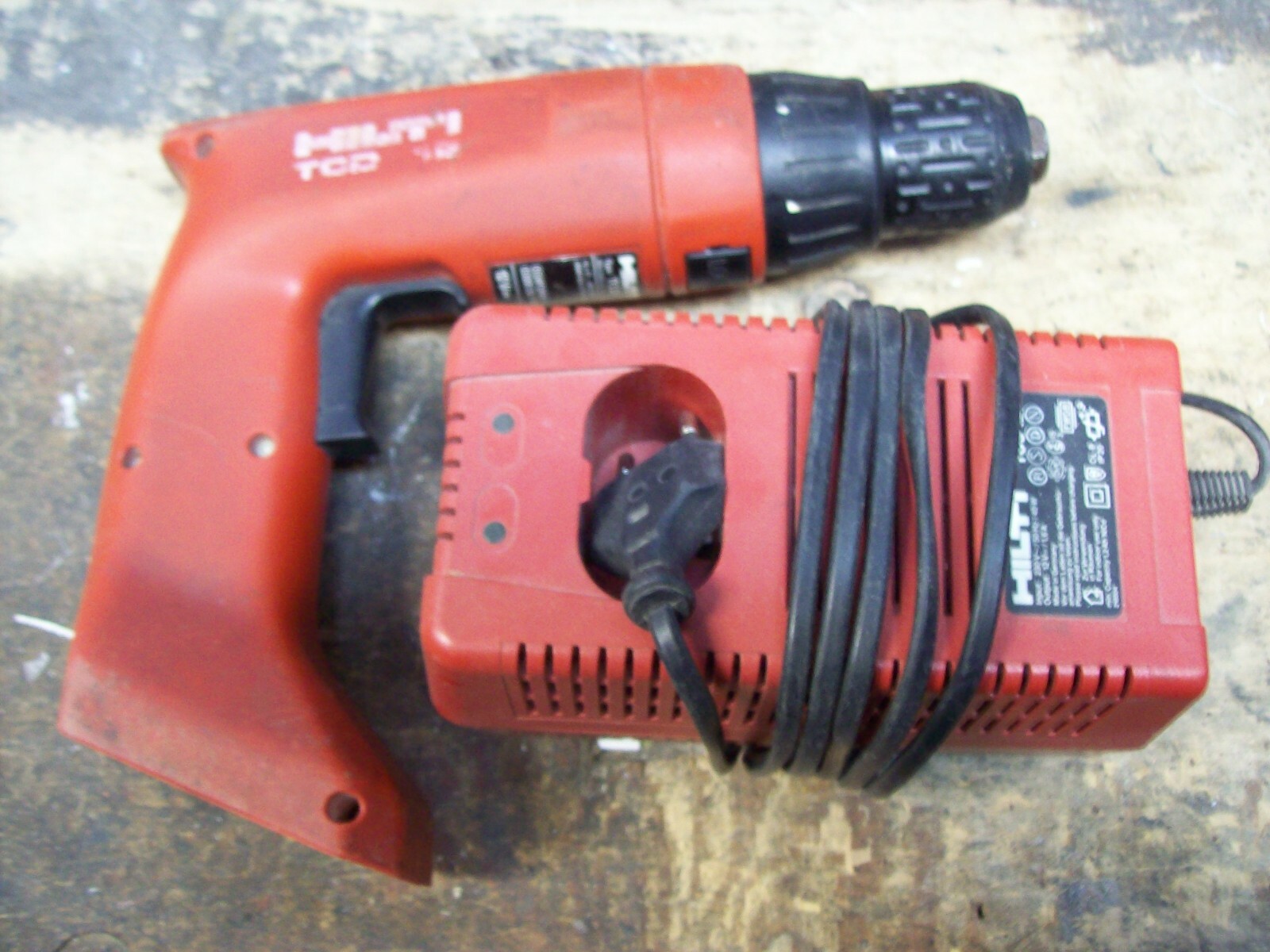 Hilti Akuschrauber TCD 12 mit Ladegerät