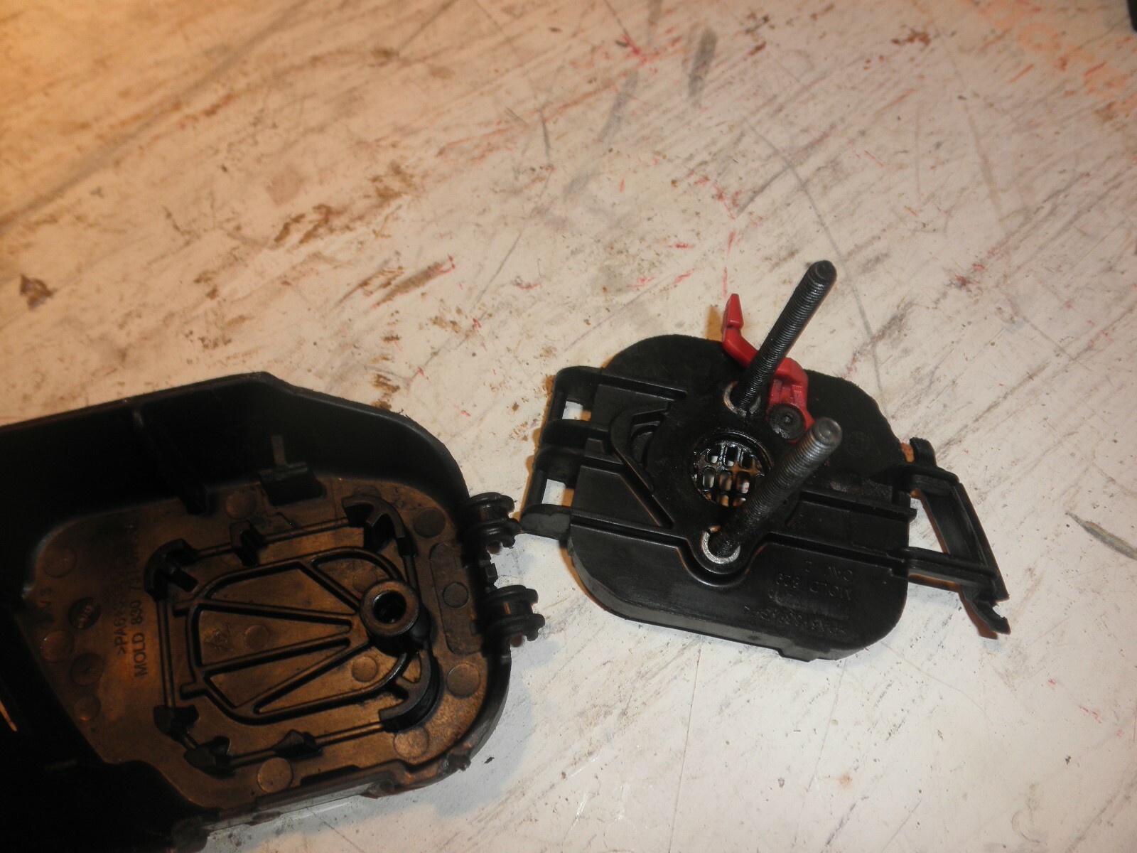 TROY-BILT 4 CYCLE TB575 EC 29 CC WEED TRIMMER CARBURETOR/FUEL BOX/w/COVER/ BOLTS