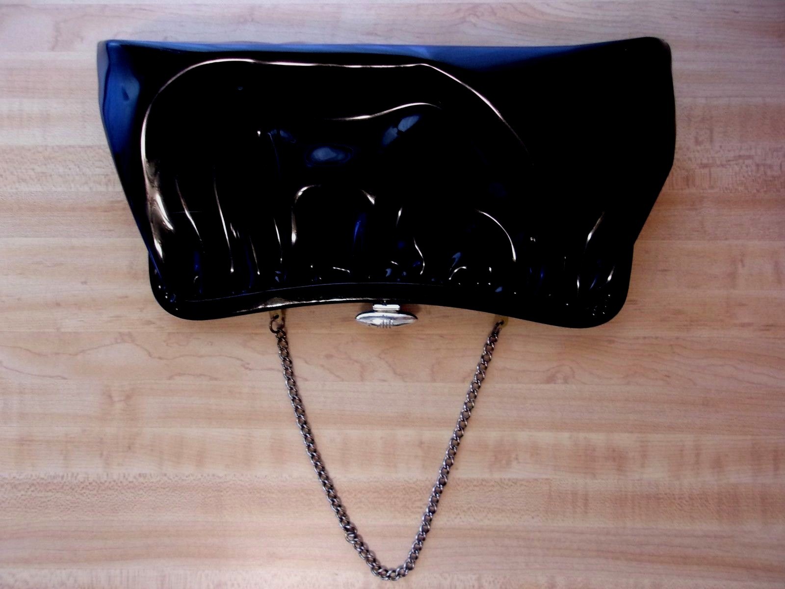 VINTAGE SHINY BLACK PATENT LEATHER W / HIDE A WAY CHAIN HANDLE PURSE / HAND BAG